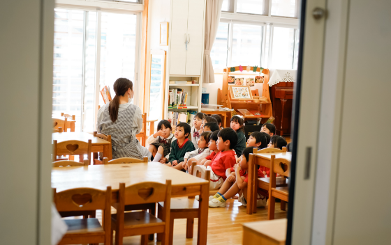 読書を通して教育を行う静岡市の認定こども園の先生