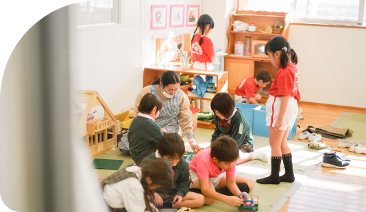 遊びを通じて子どもの成長を促す静岡市の保育園の風景