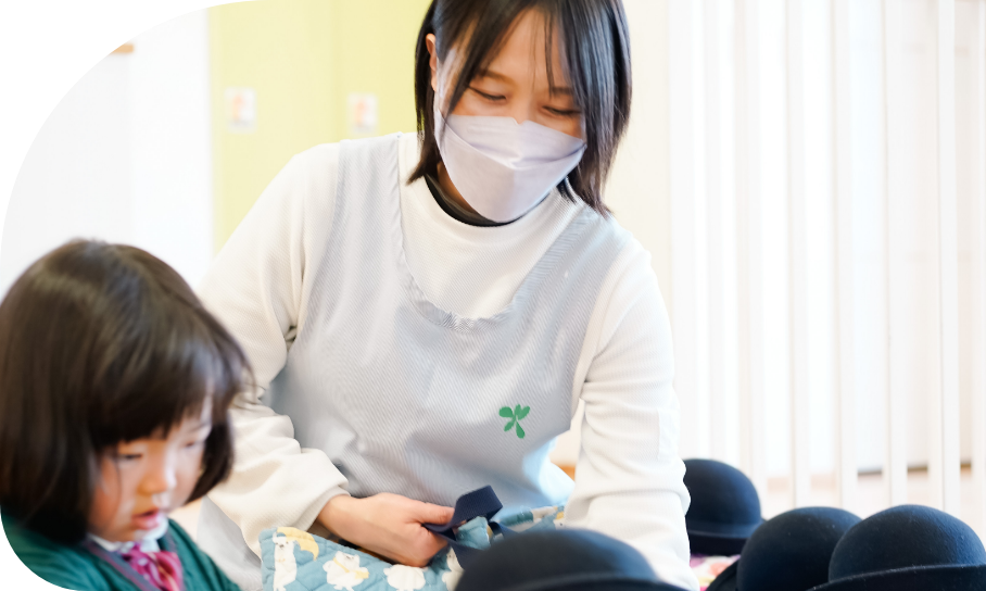 静岡県の保育施設で教育活動を行う明るい先生