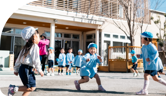 園庭での自由な遊びを通じて成長する静岡市の園児たち