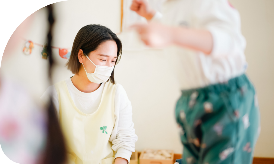 園児が安全に給食を食べる様子を見守る静岡県の保育所の先生